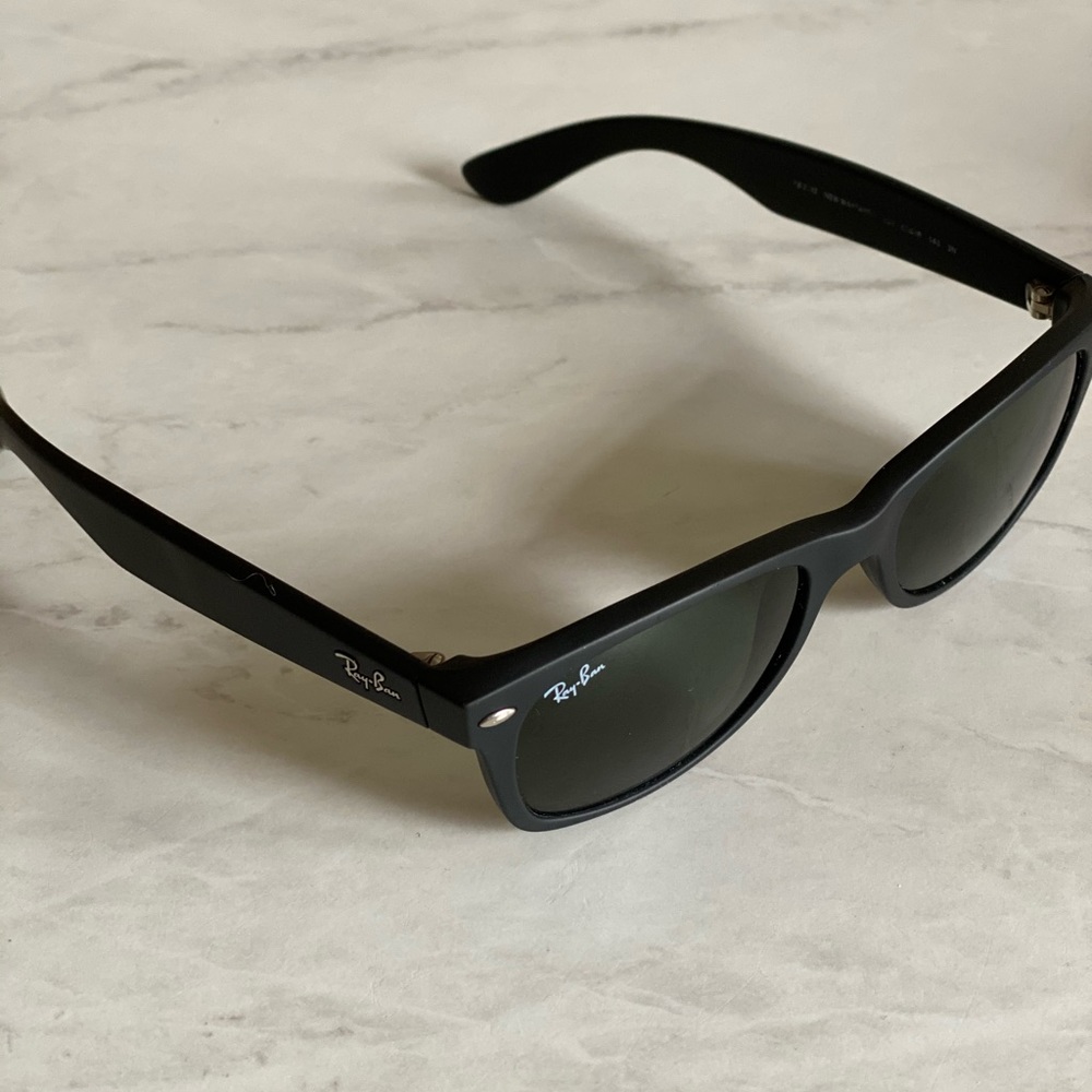 RAY BAN: New Wayfarer Classic Men’s Sunglasses